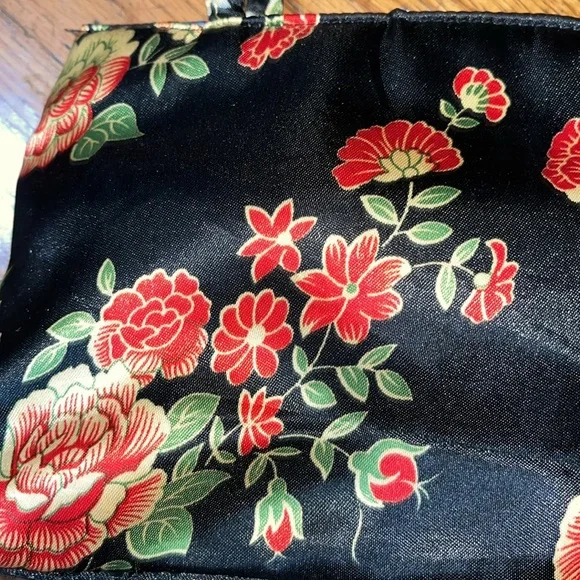 Silky Asian Black and Red floral purse - Picture 5 of 8